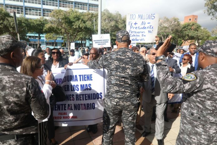 Fotos: Notarios marchan para exigir pago de 113 millones de pesos