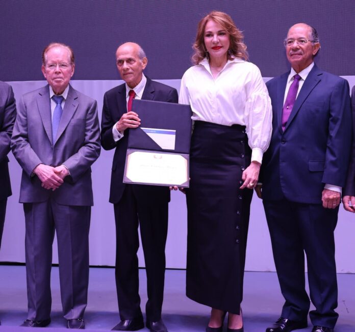 Entregan Premio Nacional de Literatura Juan Carlos Mieses