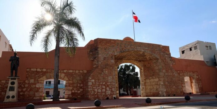 Puerta de la Misericordia: Parte de la muralla donde nació la República Dominicana