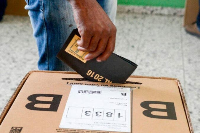 Persona ejerciendo su derecho al voto.