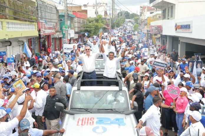 Abinader sigue en las calles apoyando a candidatos municipales