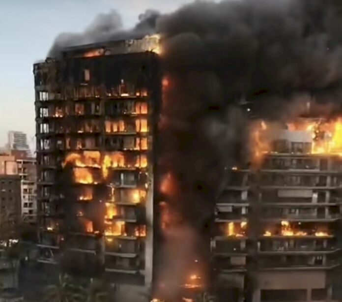 Al menos 7 heridos en incendio que devoró un edificio en Valencia