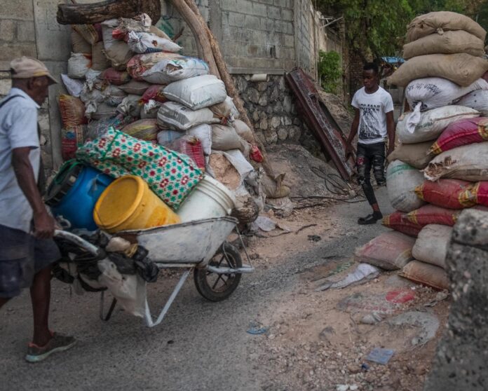 Ante falta de seguridad haitianos crean barreras