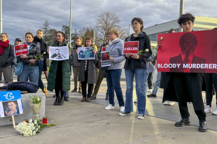 Ascienden a 401 los detenidos en Rusia al intentar rendir tributo a Navalni