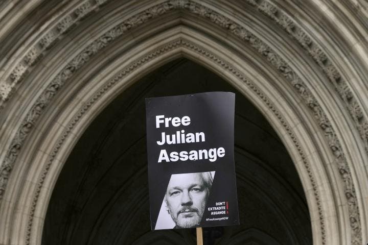 Assange pide permiso para volver a recurrir en la recta