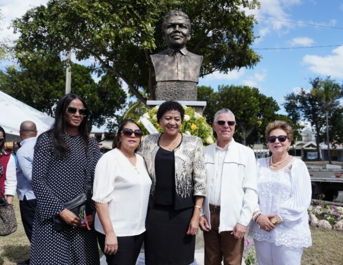 Ayuntamiento SDE levanta escultura de Nelson Mandela en el Paseo de la Historia