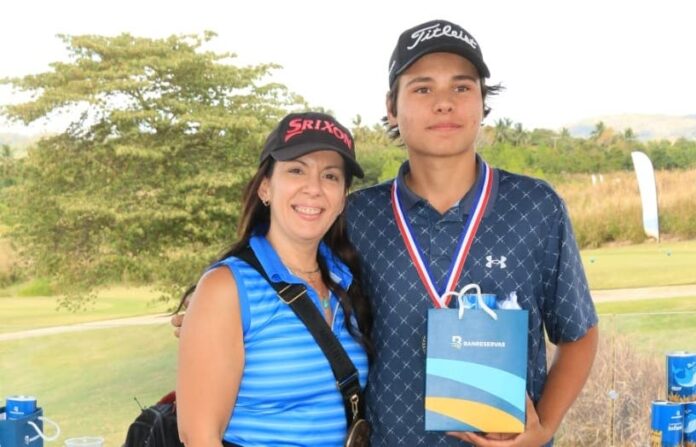 Camila Yoo y Sebastián Ramos dominan en golf