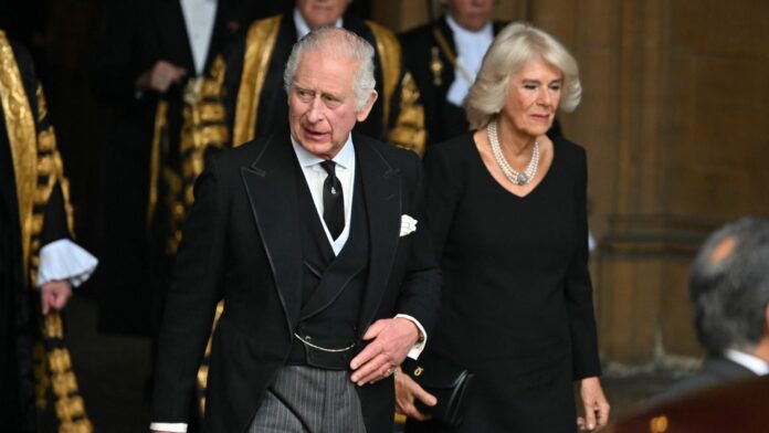Carlos III regresa a Londres para seguir su tratamiento contra el cáncer
