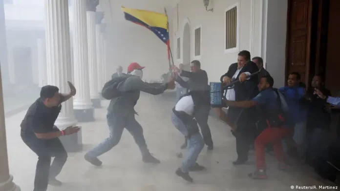 Chavistas atacan con “palos y piedras” acto de María Corina Machado, denuncia la opositora