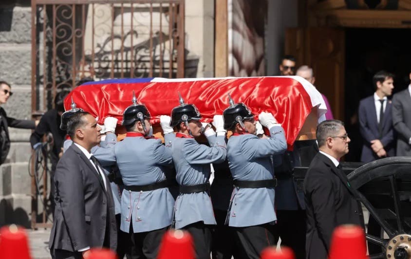 Chile da un emotivo adios al expresidente Sebastian Pinera
