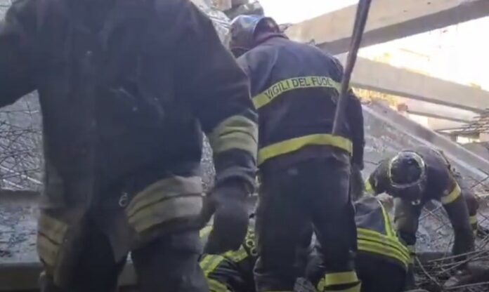 Dos trabajadores muertos y 6 desaparecidos tras caer andamio en Italia