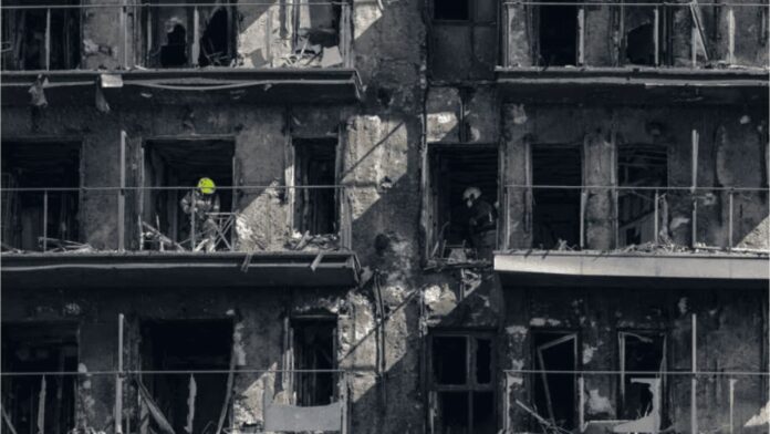 El número de muertos en el incendio de un edificio de viviendas en España se eleva a diez