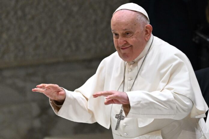 El papa dice que una “hipocresía” criticar la posibilidad de bendecir a las parejas gais