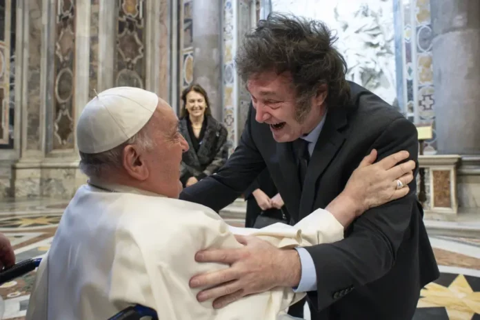 El papa y Milei se abrazan tras canonizar a la primera santa argentina