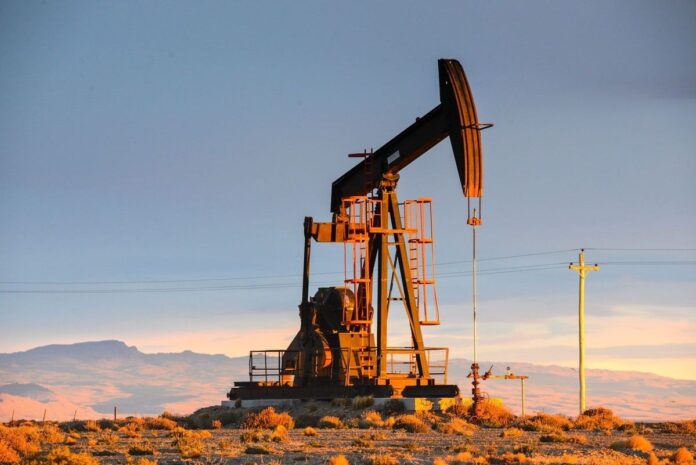 El petróleo de Texas abre con una bajada del 0.58 %, hasta 77.46 dólares el barril