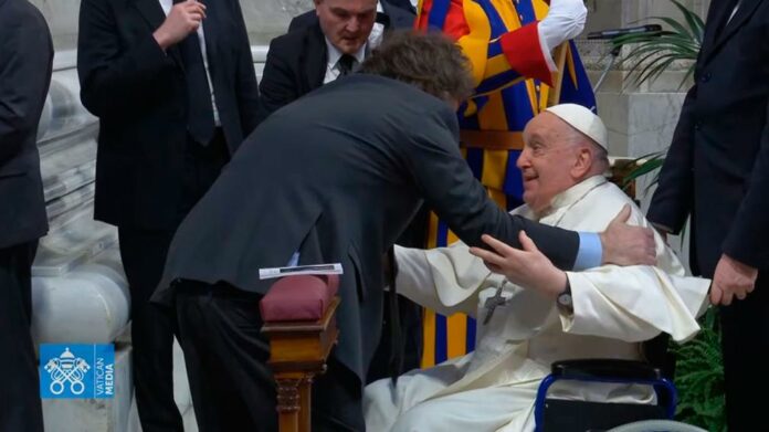 El primer encuentro público entre Milei y el Papa Francisco: un saludo y un abrazo fuera de protocolo