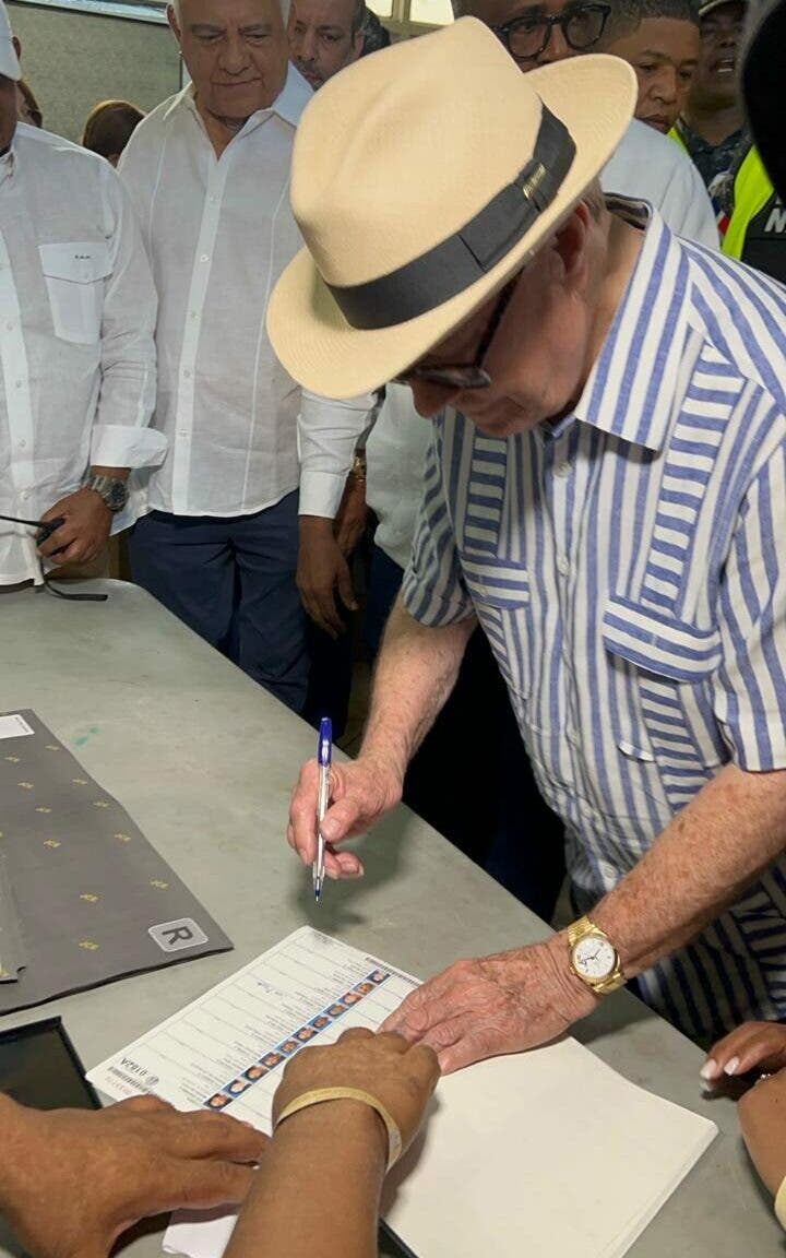 Elecciones municipales Hipolito Mejia se presento a votar sin su