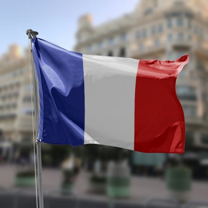 Francia expulsa al imán tunecino que calificó de satánica la bandera francesa