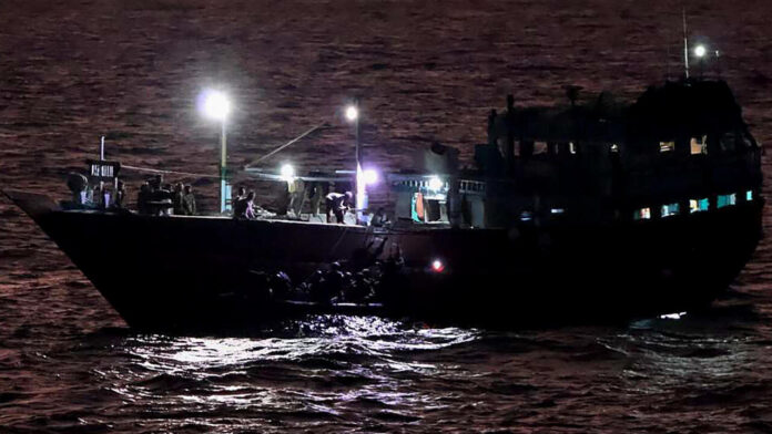 India rescata otro navío con 19 tripulantes a bordo secuestrado en la costa de Somalia