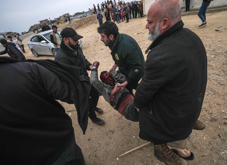 os palestinos recuperan a los heridos y muertos tras un ataque aéreo israelí en el oeste del campo de refugiados de Al Nusairat