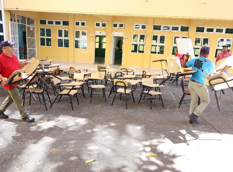 JCE entrega aulas llenas de sucio y con basura regada