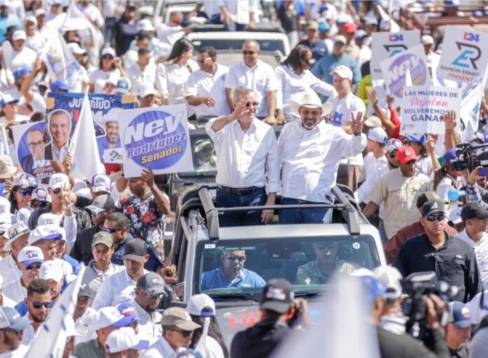 Luis Abinader encabezó caravanas con candidatos