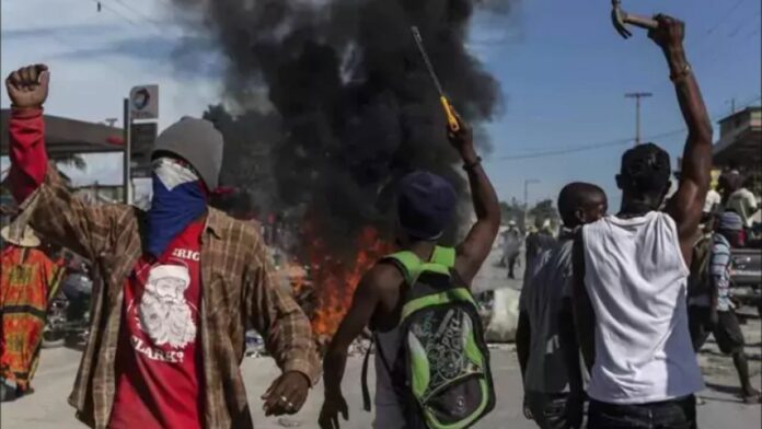 Pandilleros incendian camiones de mercancías y encuentran cadáveres en Haití