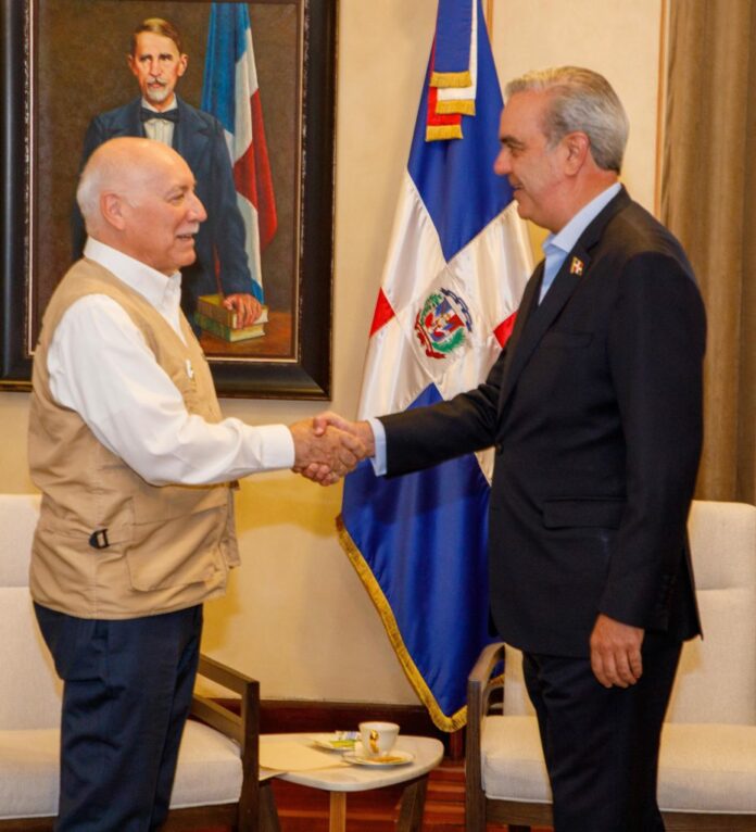 Presidente Abinader recibe al jefe de la Misión de la OEA y otros observadores