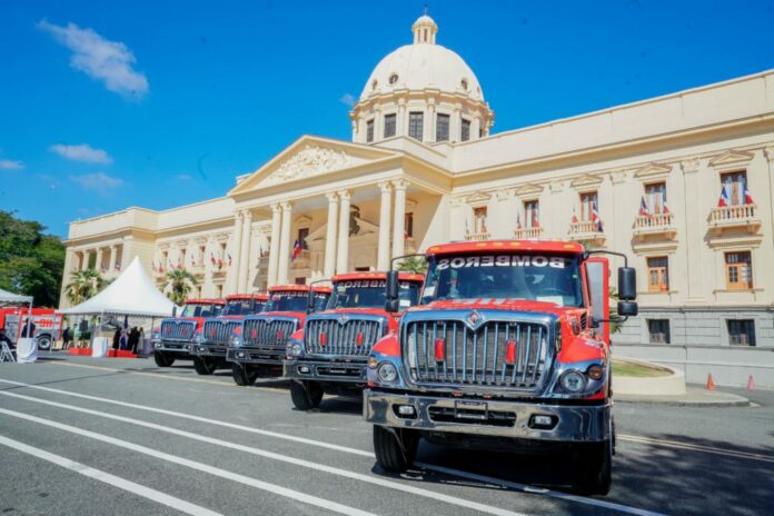 Sistema 911 entrega 11 nuevos camiones a Cuerpos de Bomberos