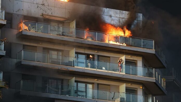 Un incendio de grandes proporciones quema un edificio de 14 pisos en el barrio de Campanar en Valencia