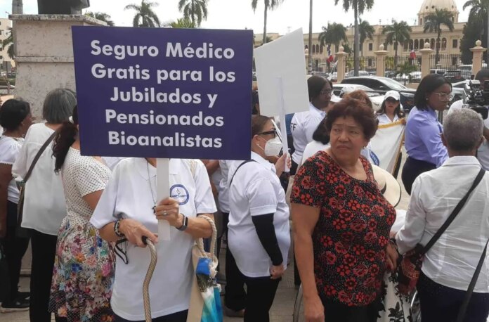 «Ya no aguantamos más»: Bioanalistas protestan frente al Palacio Nacional