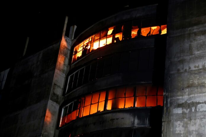 Al menos 43 muertos y 20 heridos deja incendio en un edificio comercial en Bangladesh