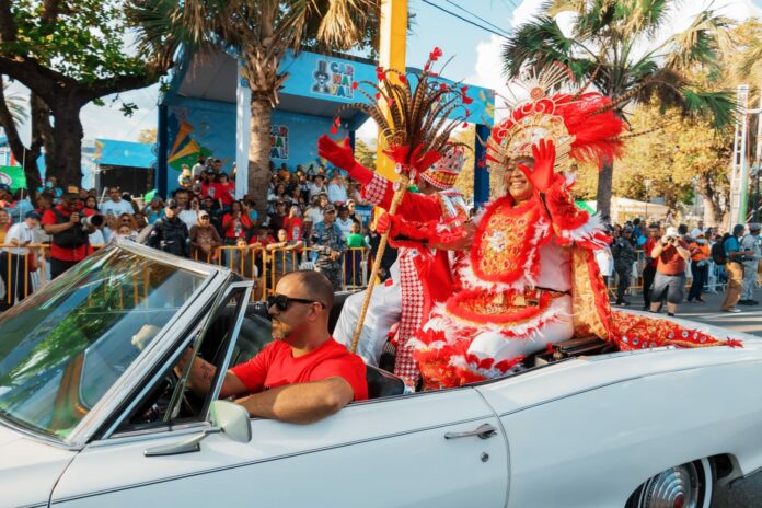 Más de 70 comparsas participaron en el desfile de Carnaval del DN