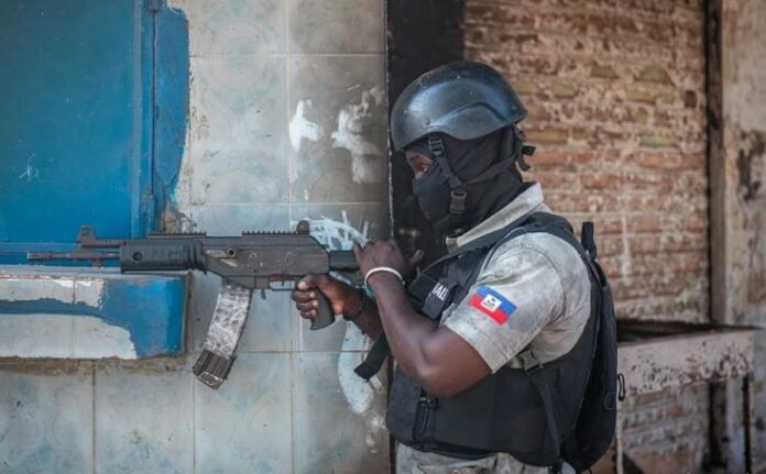 Las embajadas y representaciones en Haití evacúan a su personal y reducen los servicios  