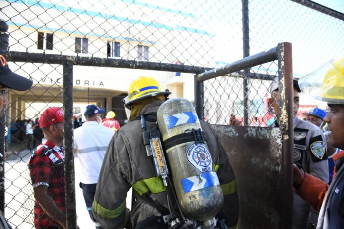 La Victoria: dan alta médica a cuatro bomberos afectados por incendio
