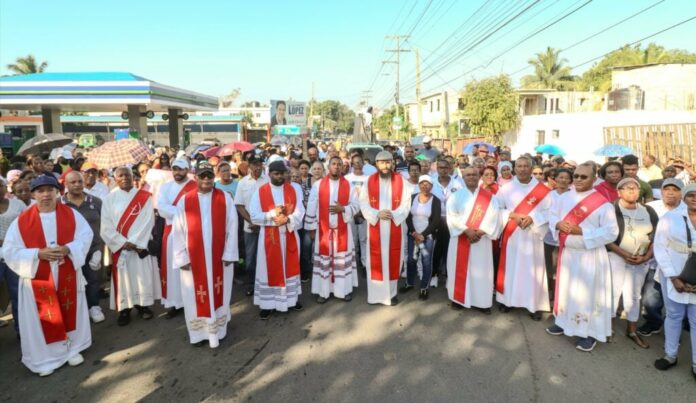 Miles de católicos exigen más seguridad para barrios de Sabana Perdida y La Victoria