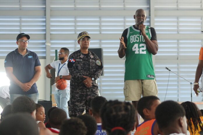 Tito Horford participa de programa De Vuelta al Barrio junto a la PN