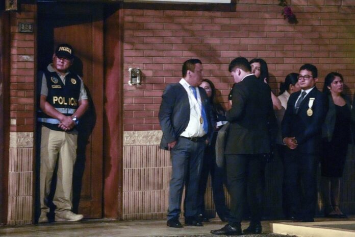 Agentes entran a la fuerza en la casa de Boluarte en allanamiento por caso de enriquecimiento