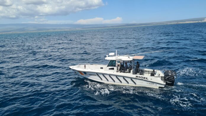 ARD rescata cuatro personas que viajaban embarcación clandestina; una de ella falleció