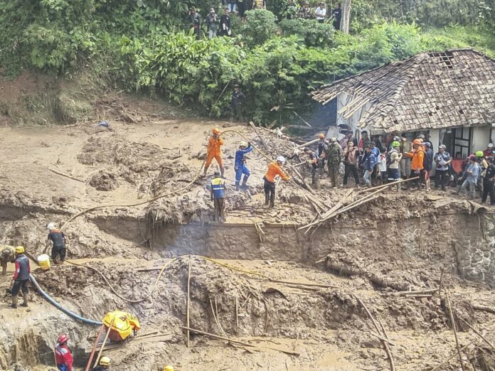 Al menos nueve desaparecidos por una avalancha de tierra en la isla indonesia de Java