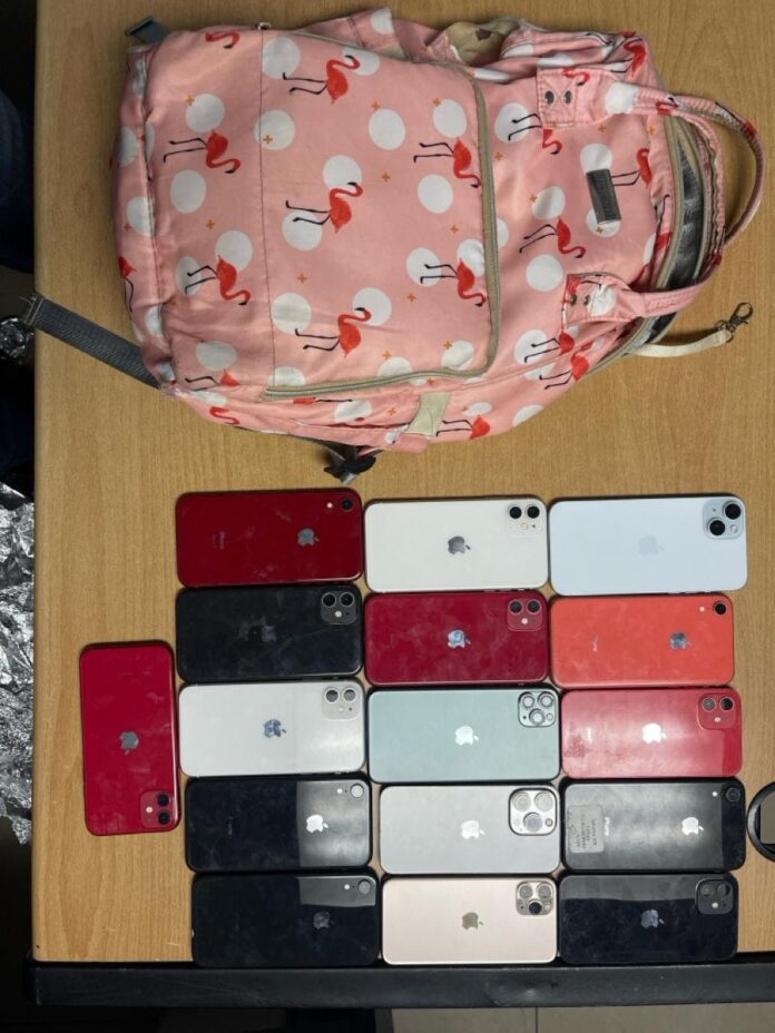 Apresan a dos que intentaron vender 16 celulares presumiblemente robados