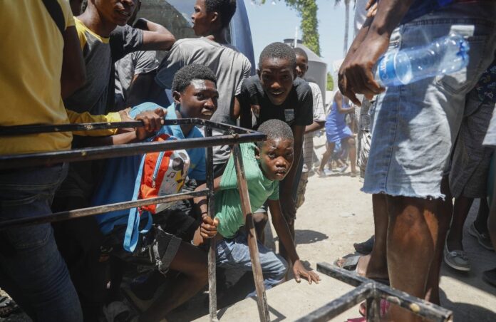 Bandas dan fuego a una escuela en capital Haití