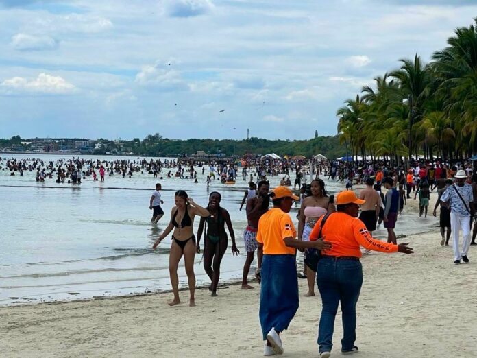 Bañistas disfrutan de playa de Boca Chica en un ambiente relajado