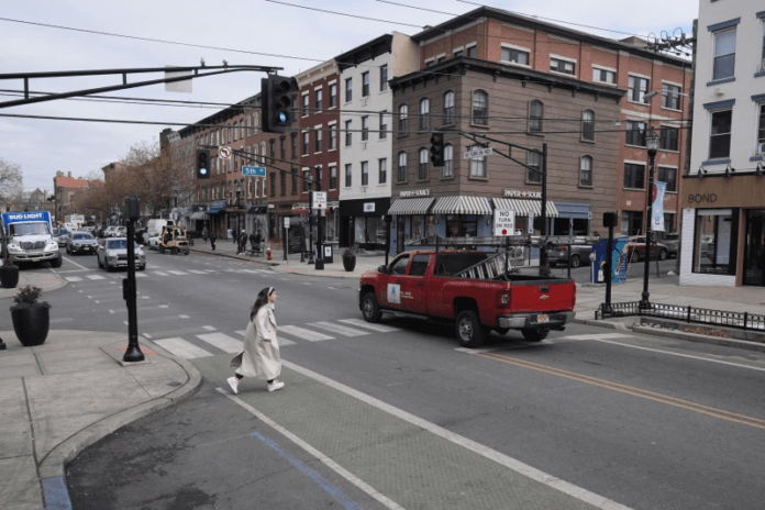 Ciudad en New Jersey que restringe parqueo en la calle no registra muertes por tránsito en 7 años