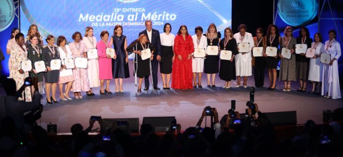 Dieciocho mujeres son premiadas por sus aportes al país