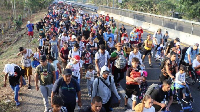El ‘Viacrucis migrante’ pide libre tránsito para salir de la frontera sur de México