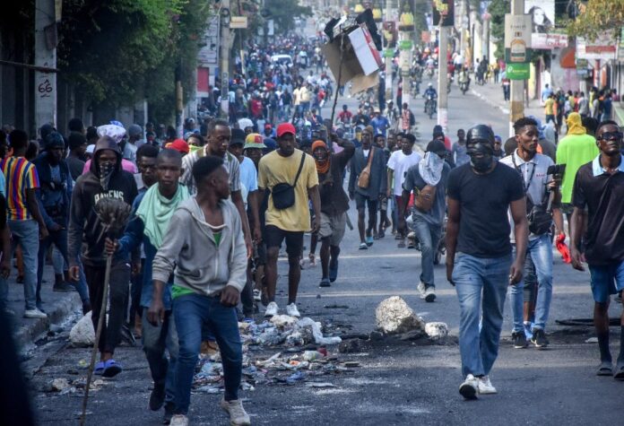 En Haití: Evacúan 10 personas atrapadas por la violencia