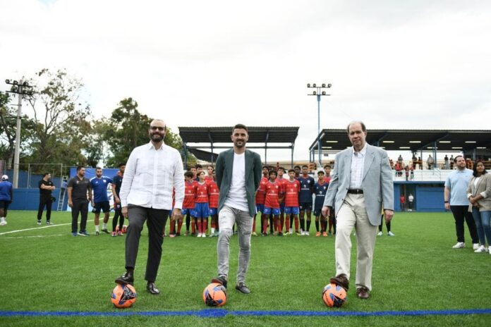Exfutbolista del Barcelona, David Villa, inaugura complejo de fútbol en RD