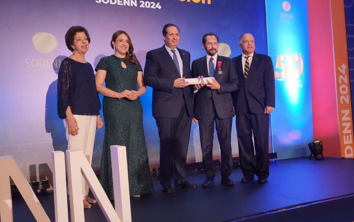 Gobierno condecora a los doctores Jaime Davison y Carlos Aguilar