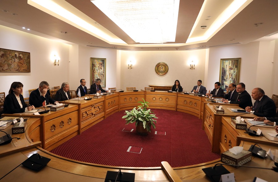 El secretario general de las Naciones Unidas, Antonio Guterres (3i), se reúne con el ministro de Asuntos Exteriores egipcio, Sameh Shoukry (d), en la oficina del Ministerio de Asuntos Exteriores en Egipto.